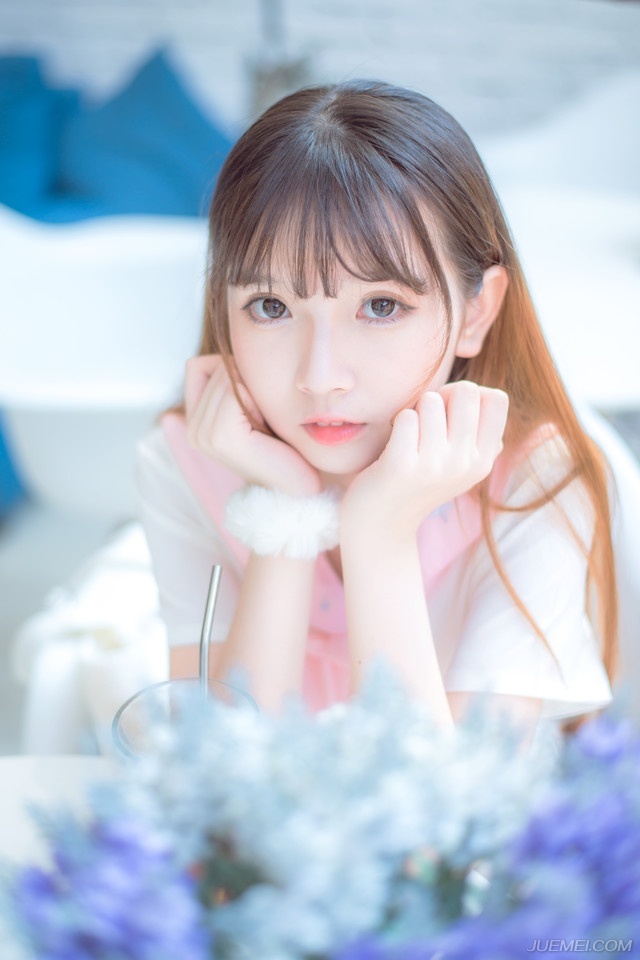 “把船靠岸，迎都督遗体回营！”吕蒙站起来，深深的吸了一口气，看向众人道：“派人赶往建业，将此事报知主公。”